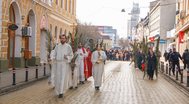 Pálmaágakkal a városközponton át